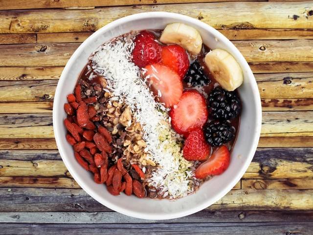 Ingredients and preparation for açaí bowl