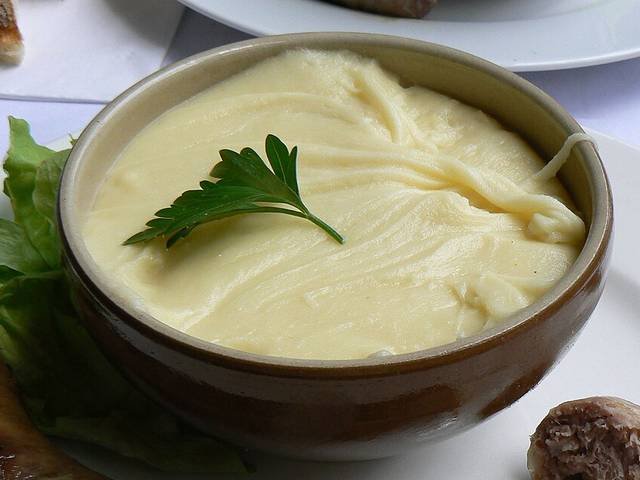 Ingredients and preparation for aligot