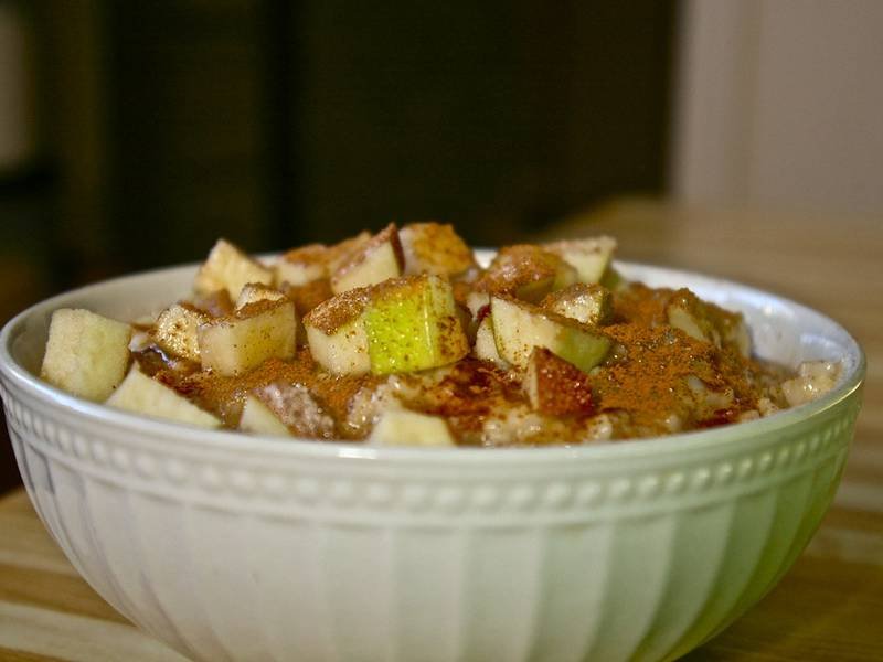 Apple Cinnamon Oatmeal, an American breakfast recipe — apple oatmeal breakfast
