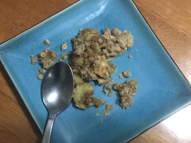 Ingredients and preparation for apple crumble