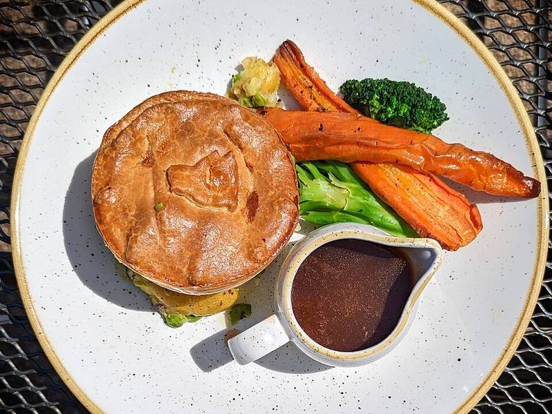 Australian Meat Pie — Australian lunch recipe, served and ready to eat