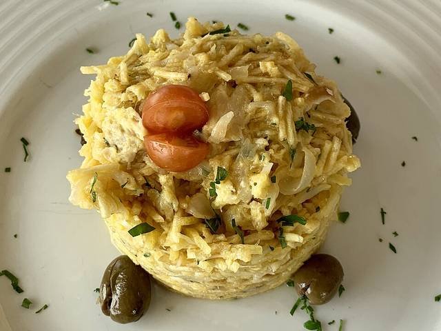 Ingredients and preparation for bacalhau à brás