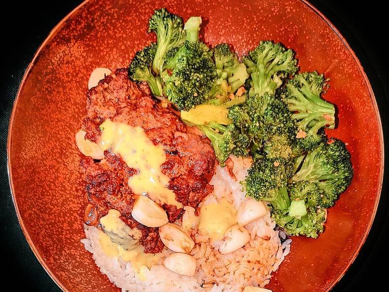 Beef and Broccoli — Chinese quick meals recipe, served and ready to eat