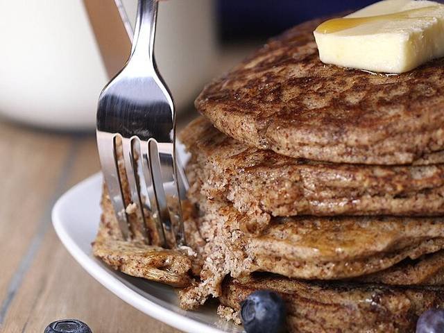 Ingredients and preparation for blini with soured cream