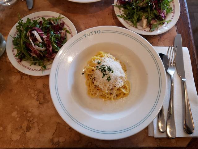 Ingredients and preparation for cacio e pepe