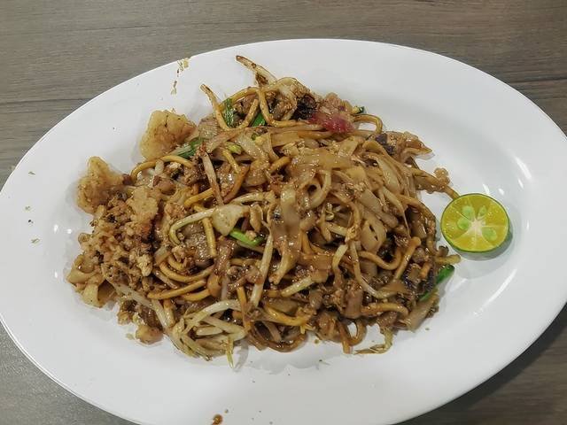 Ingredients and preparation for char kway teow