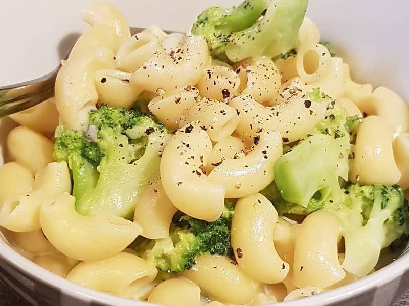 Cheese and Broccoli Pasta, a quick American meal recipe — broccoli cheddar pasta