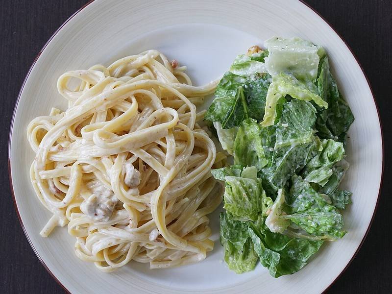 Chicken Alfredo — Italian dinner recipe, served and ready to eat