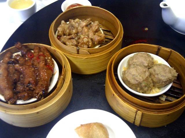 Ingredients and preparation for chicken feet in black bean sauce