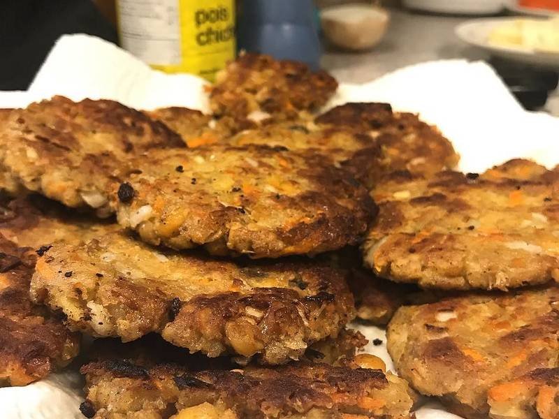 Chickpea Veggie Burgers, an American dinner recipe — weight loss friendly veggie burgers