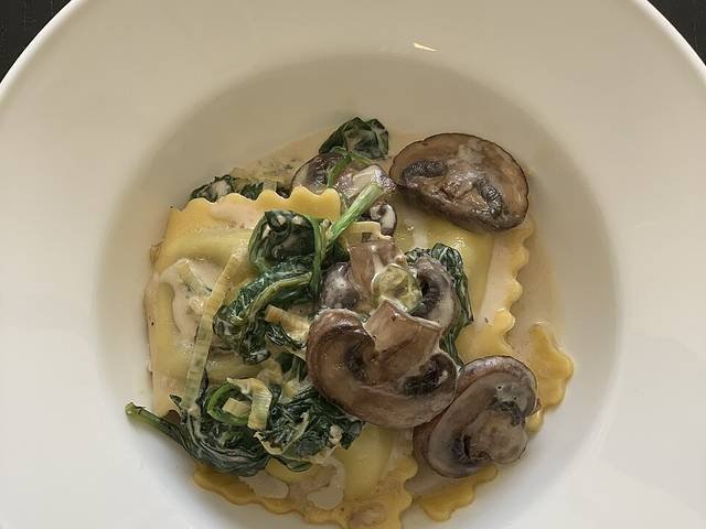 Ingredients and preparation for creamed spinach