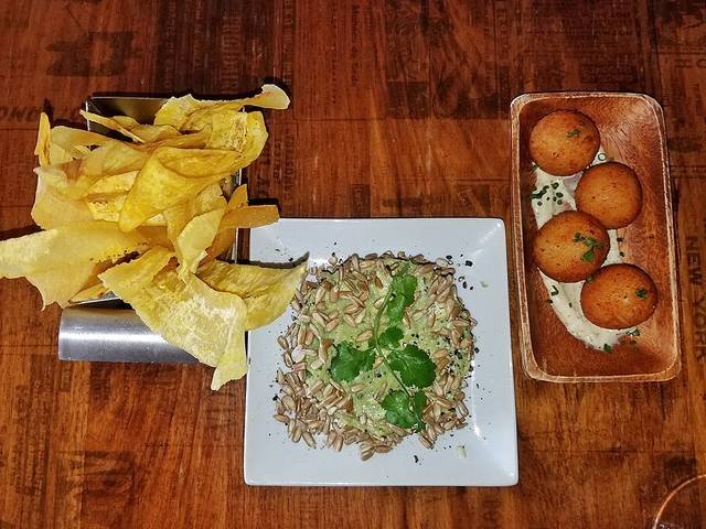 Ingredients and preparation for jamón croquetas