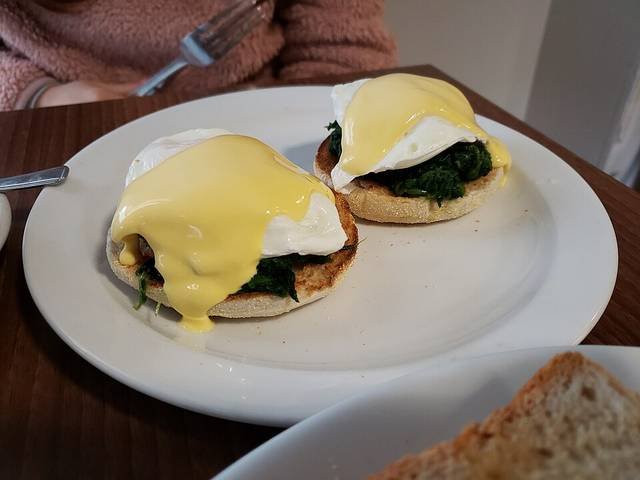 Ingredients and preparation for eggs florentine