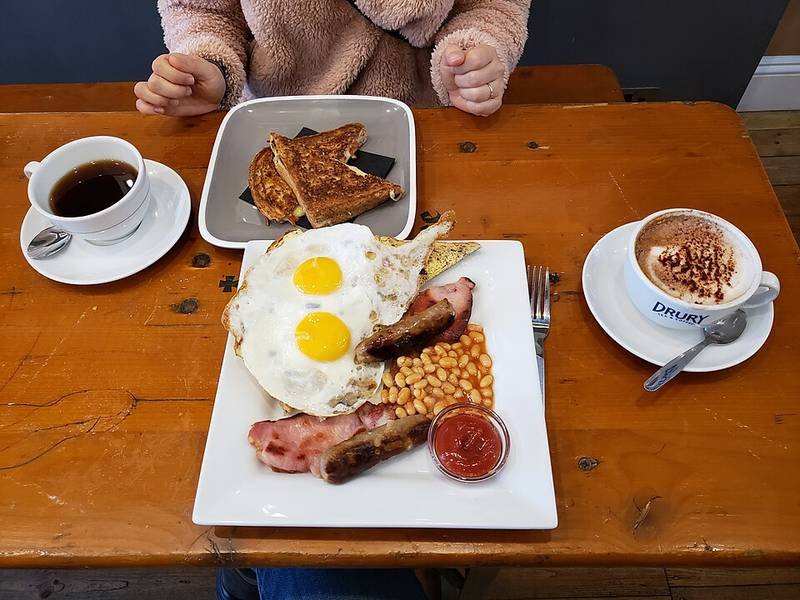 Full English Breakfast — British breakfast recipe, served and ready to eat