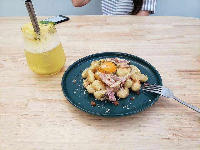 Ingredients and preparation for gnocchi alla sorrentina