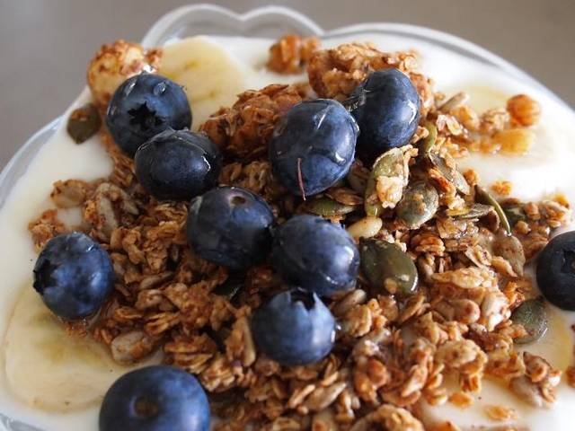 Ingredients and preparation for maple pecan granola
