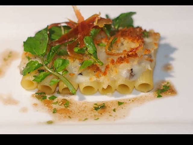 Ingredients and preparation for gratin de macaronis