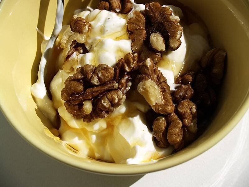 Greek Yoghurt with Honey and Walnuts — Greek breakfast recipe, served and ready to eat