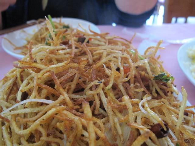 Ingredients and preparation for hot and sour potato slivers