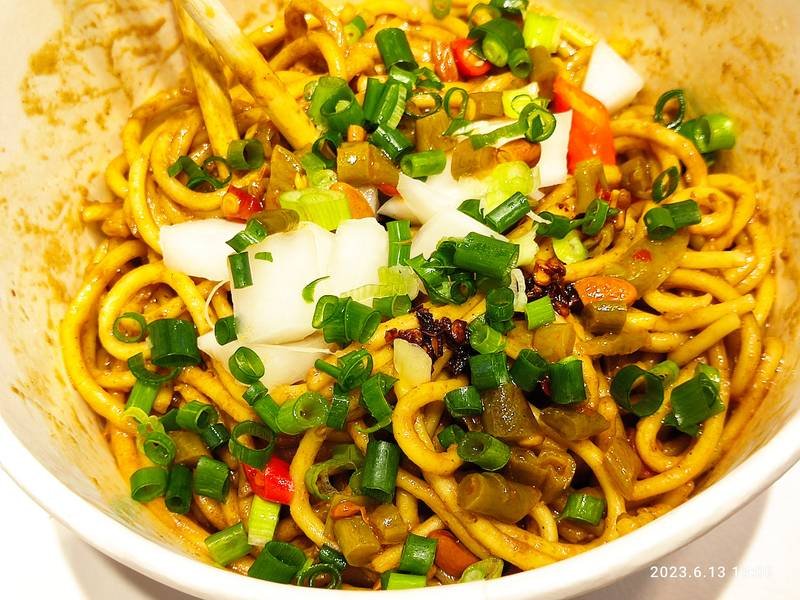 Hot Dry Noodles — Chinese lunch recipe, served and ready to eat