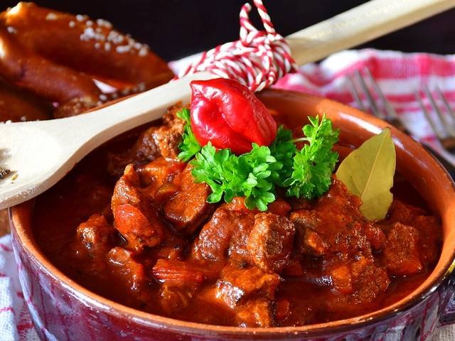 Ingredients and preparation for hungarian goulash