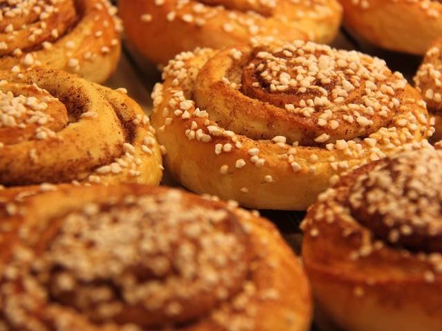 Ingredients and preparation for kanelbullar