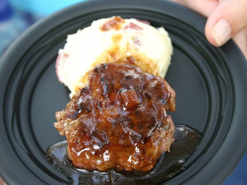 Kjøttkaker — Norwegian dinner recipe, served and ready to eat