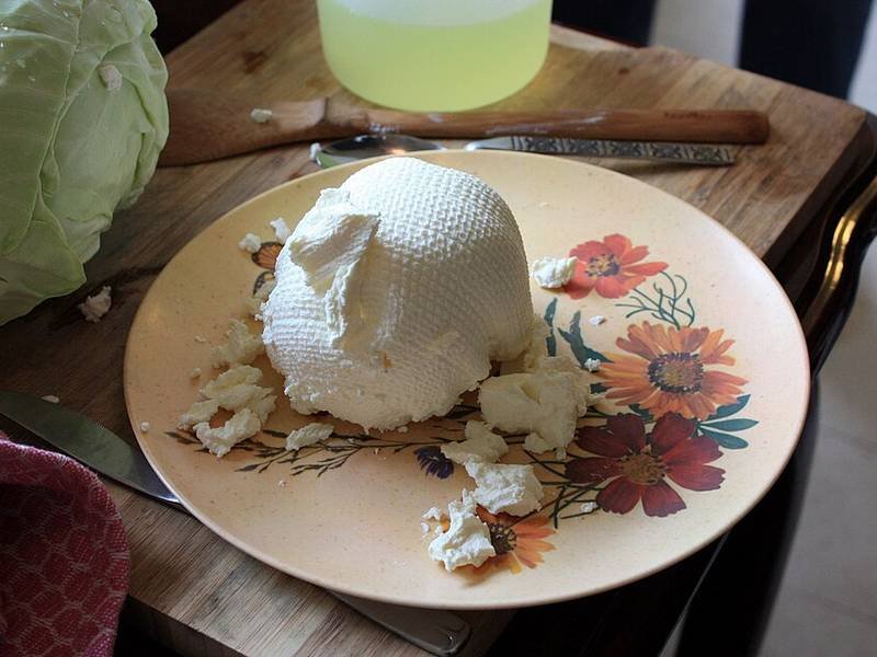 Labneh with Za'atar — Middle Eastern appetizers recipe, served and ready to eat