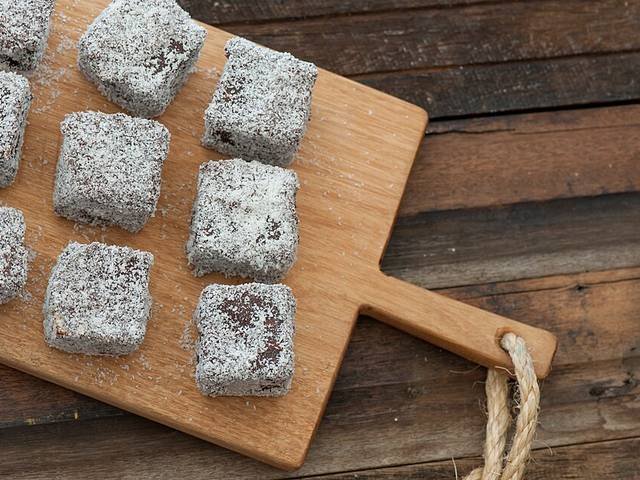 Ingredients and preparation for lamingtons