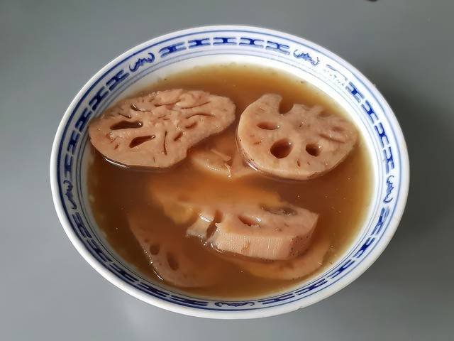 Ingredients and preparation for lotus root and pork rib soup