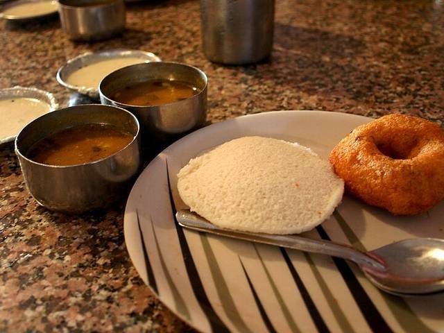 Ingredients and preparation for medu vada
