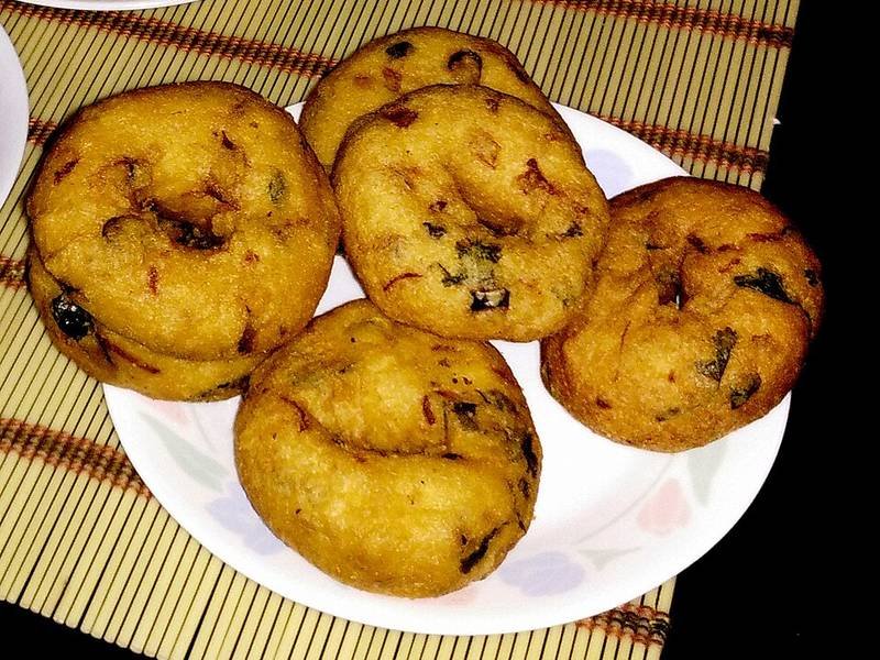 Medu Vada — Indian breakfast recipe, served and ready to eat