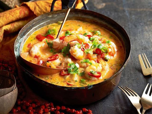 Ingredients and preparation for moqueca baiana