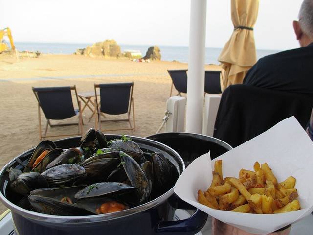 Ingredients and preparation for moules marinières
