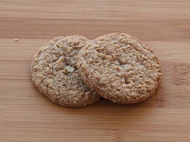 Ingredients and preparation for oatmeal raisin cookies