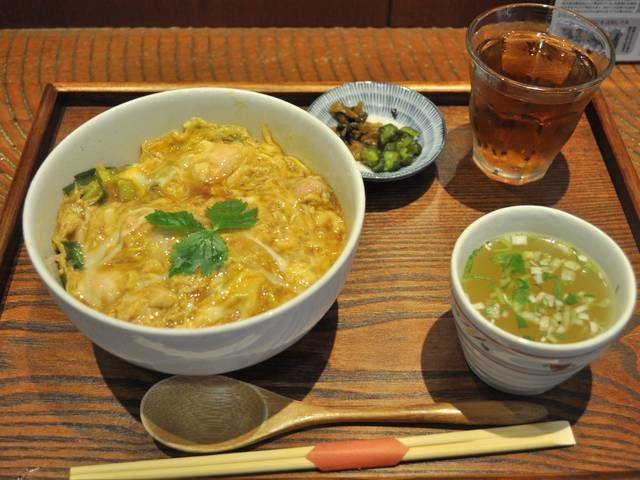 Ingredients and preparation for oyakodon