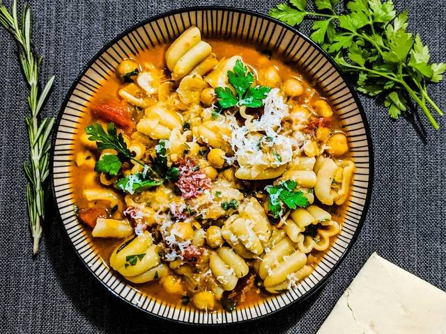 Ingredients and preparation for pasta e ceci