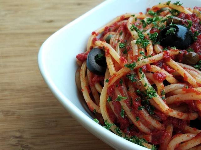 Ingredients and preparation for pasta puttanesca
