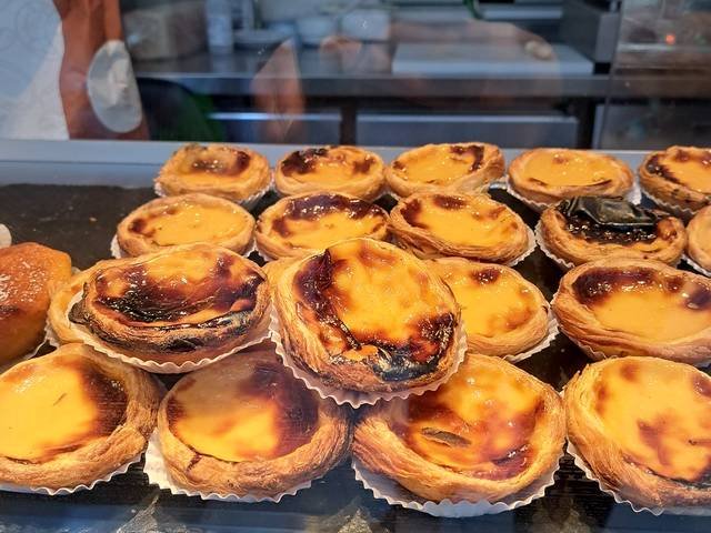 Ingredients and preparation for pastéis de nata