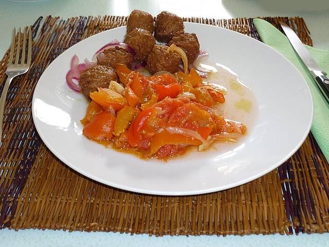 Ingredients and preparation for peperonata