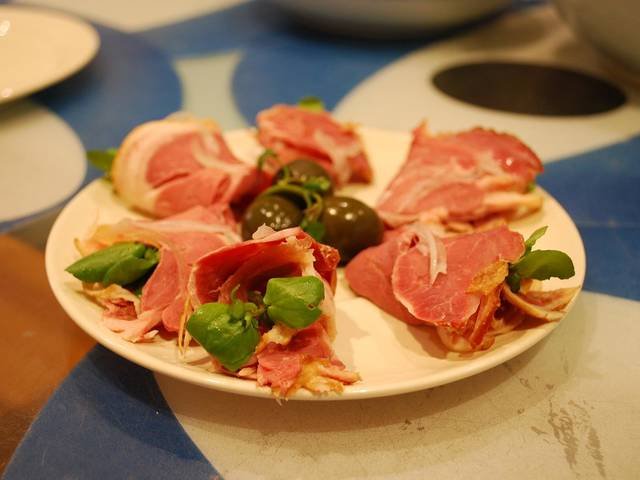 Ingredients and preparation for pickled onions