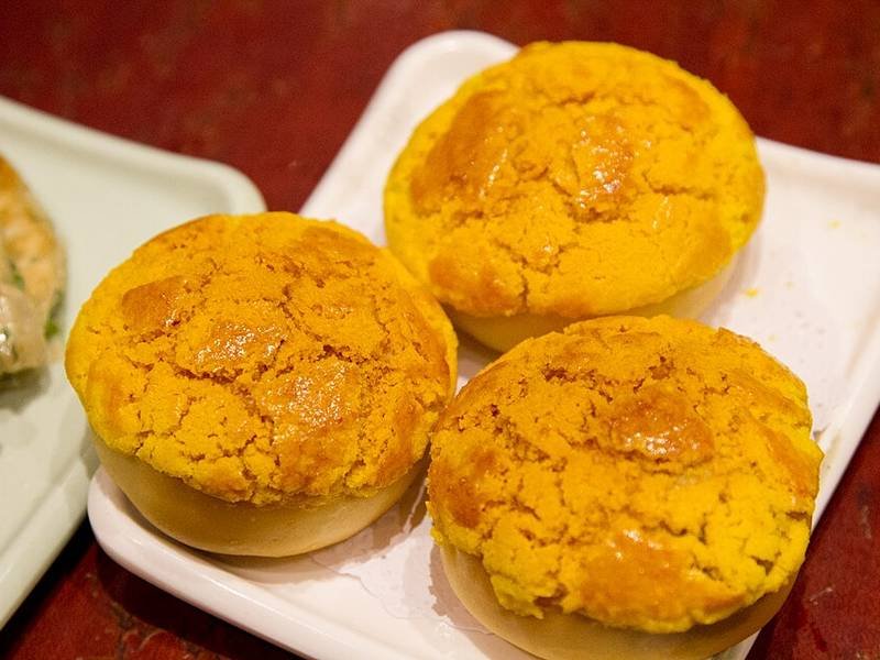 Pineapple Bun — Chinese baking recipe, served and ready to eat