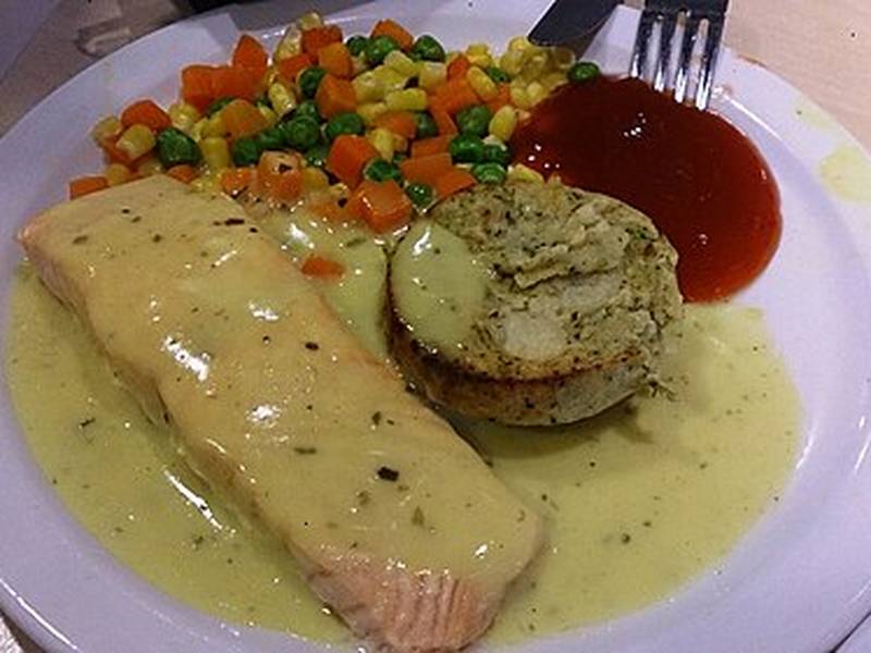 Poached Salmon with Cucumber Dill Sauce