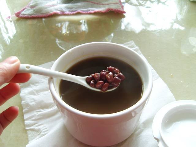 Ingredients and preparation for red bean soup
