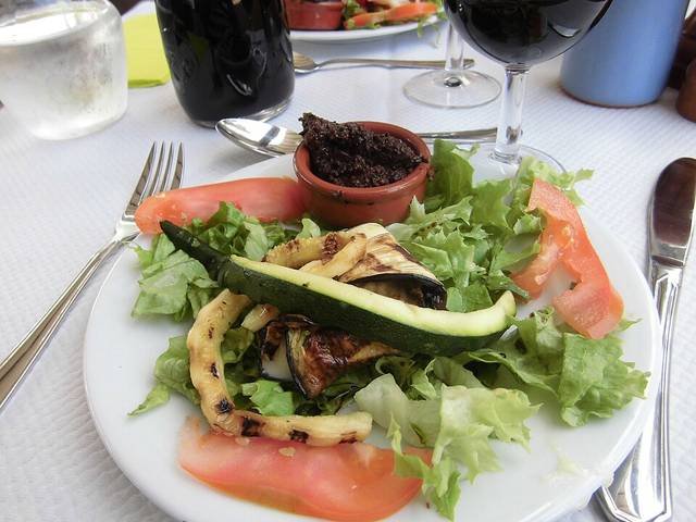Ingredients and preparation for salade de chèvre chaud