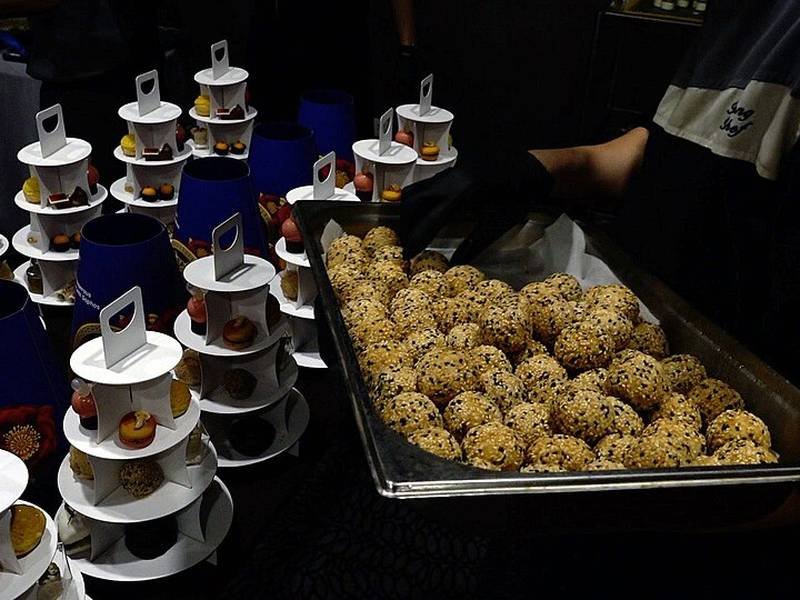 Sesame Balls — Chinese desserts recipe, served and ready to eat
