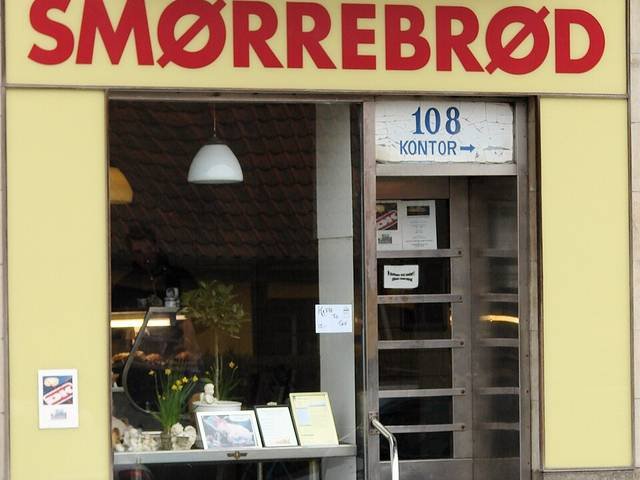 Ingredients and preparation for smørrebrød