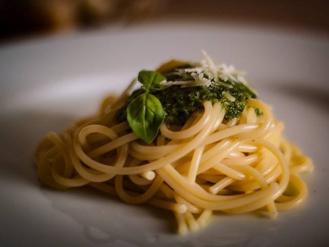 Ingredients and preparation for spaghetti aglio e olio