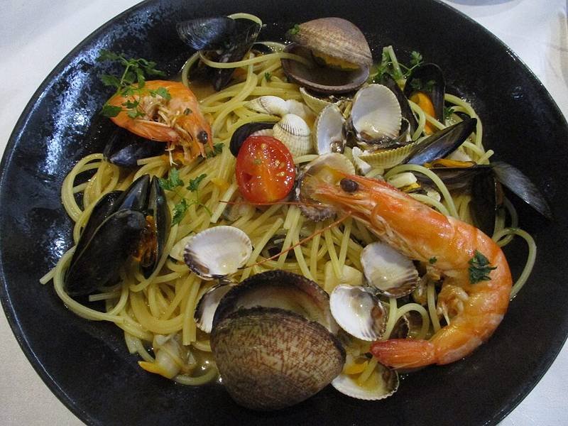 Spaghetti alle Vongole — Italian dinner recipe, served and ready to eat