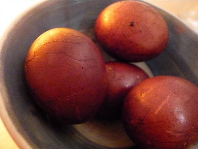 Ingredients and preparation for marbled tea eggs
